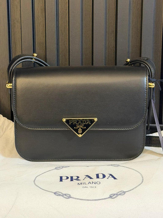 prada Borsa a spalla Emblème in pelle saffiano nero