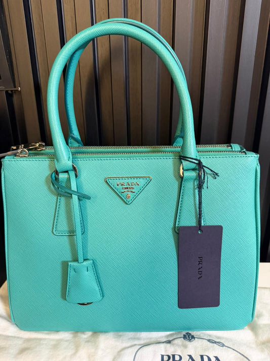 prada Borsa Galleria medium in Saffiano color giada