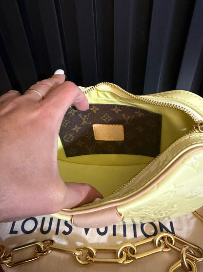 louis vuitton borsa croissant pm in patent giallo M24020