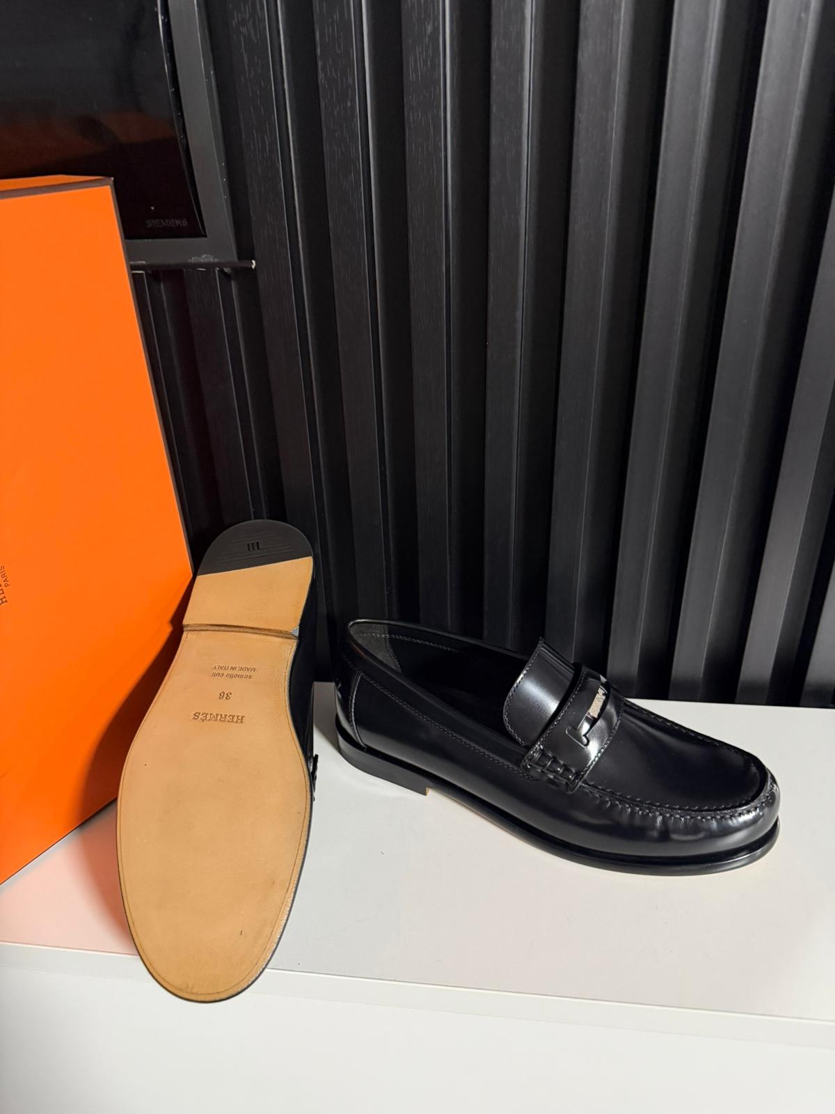Hermes Mocassini Mezzo in pelle nero