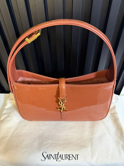 saint Laurent Le 5 A 7 Shoulder Bag in Patent Leather color mild rose