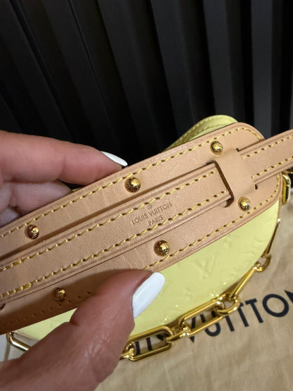 louis vuitton borsa croissant pm in patent giallo M24020