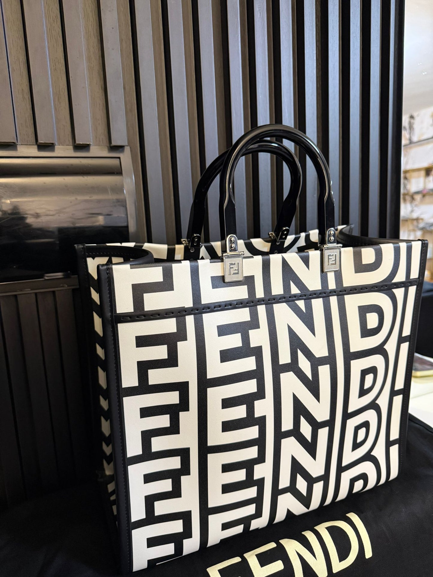 FENDI X MARC JACOBS BORSA SHOPPING TOTE SUNSHINE MEDIUM  IN PELLE BIANCO NERO