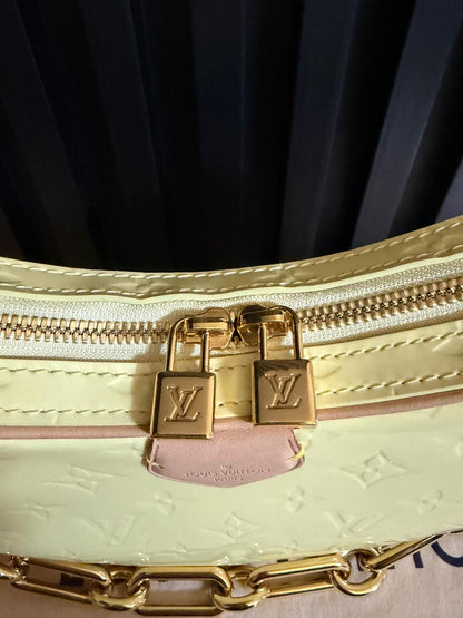 louis vuitton borsa croissant pm in patent giallo M24020