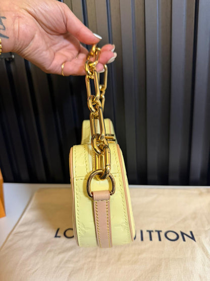 louis vuitton borsa croissant pm in patent giallo M24020