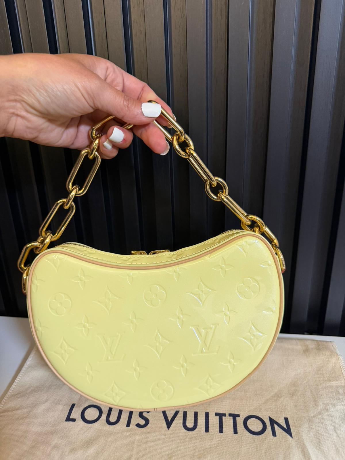 louis vuitton borsa croissant pm in patent giallo M24020