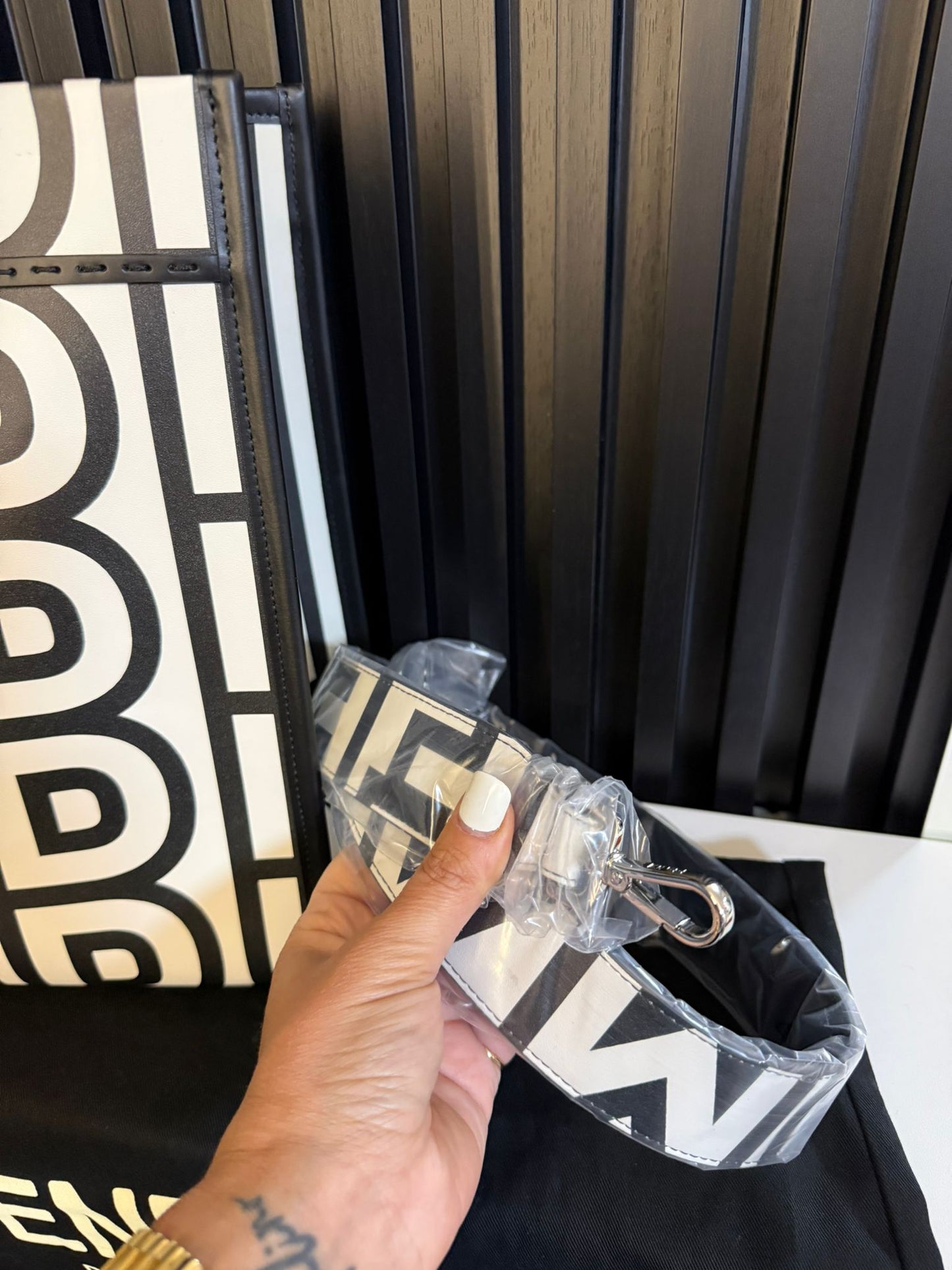 FENDI X MARC JACOBS BORSA SHOPPING TOTE SUNSHINE MEDIUM  IN PELLE BIANCO NERO