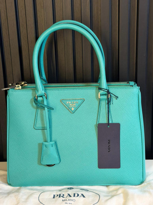 prada Borsa Galleria medium in Saffiano color giada