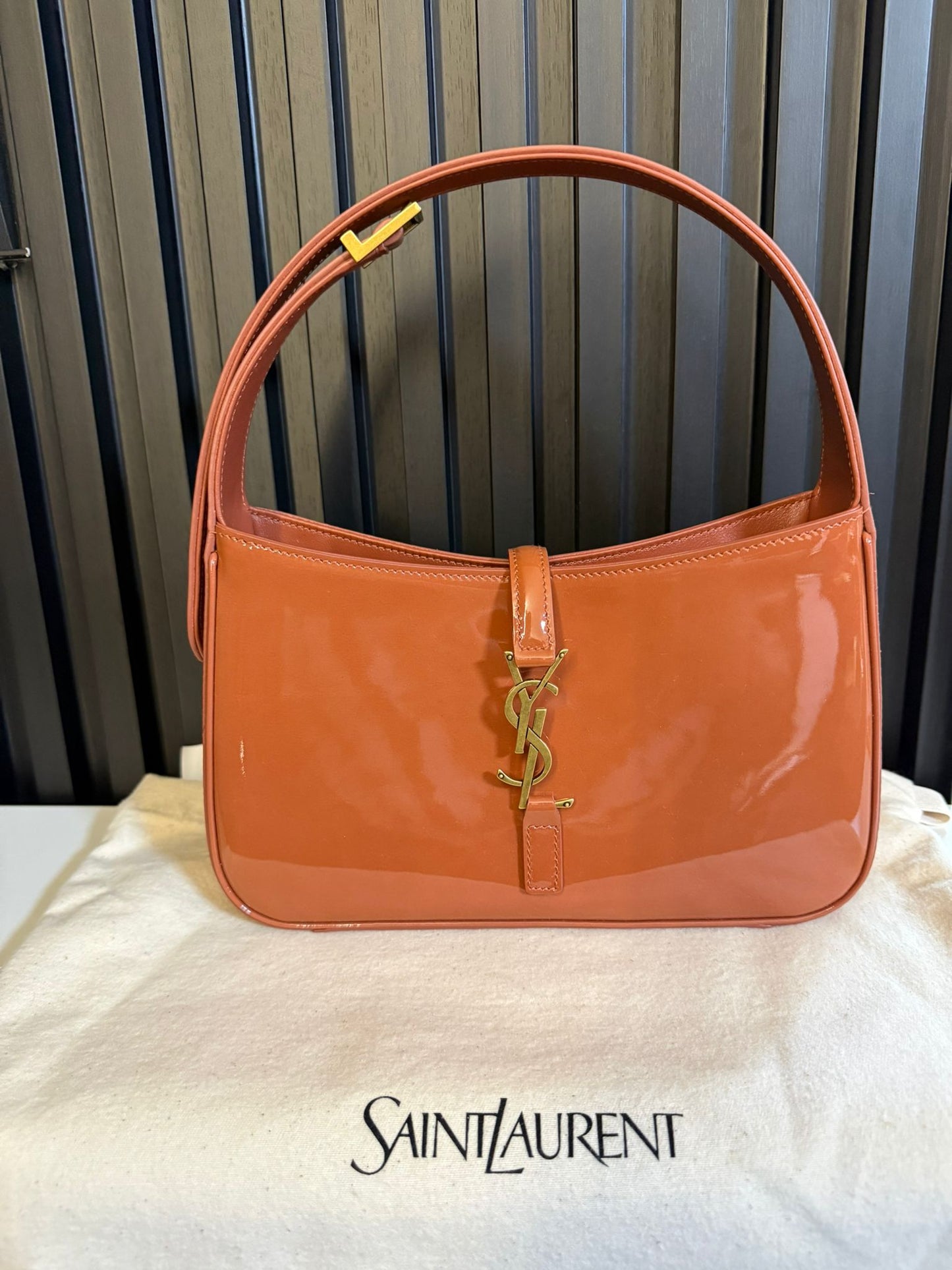 saint Laurent Le 5 A 7 Shoulder Bag in Patent Leather color mild rose
