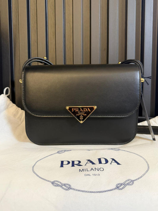 prada Borsa a spalla Emblème in pelle saffiano nero